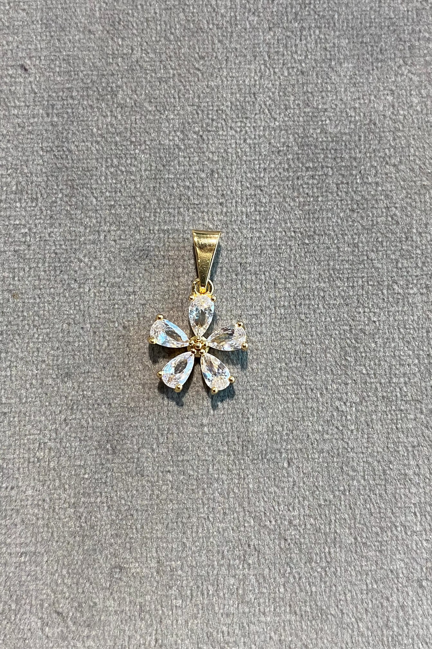 Dije flor circones. Ref:1024